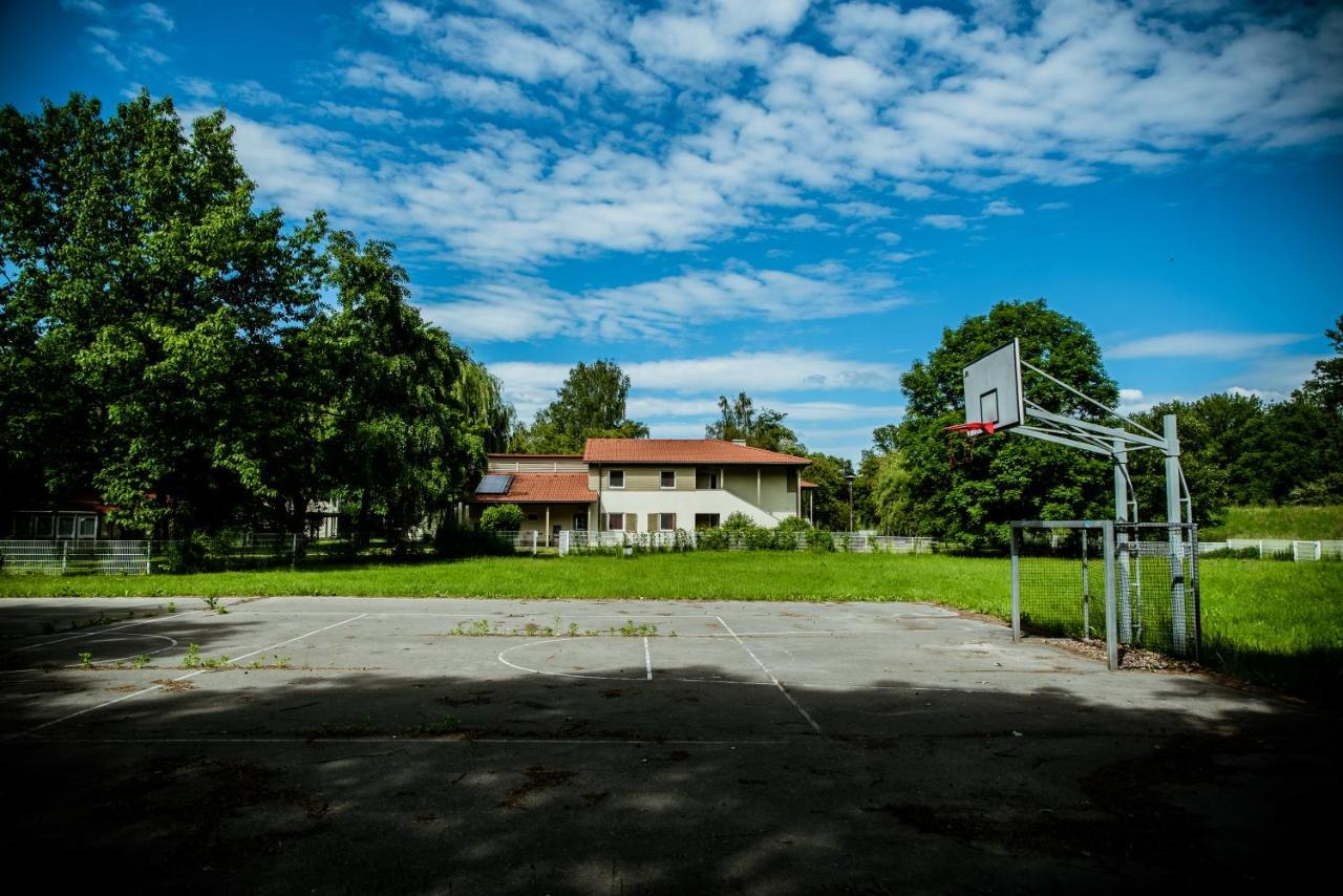 Miedzynarodowy Dom Spotkan Mlodziezy W Oswiecimiu Exterior photo